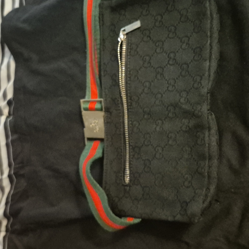 Authentic--Gucci Black Belt Bag with Green and Red Strap - Picture 5 of 12